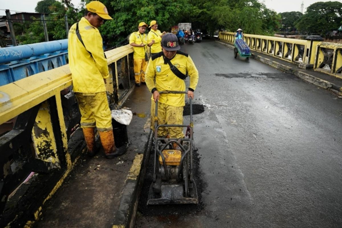 West Jakarta repairs 636 pothole sites