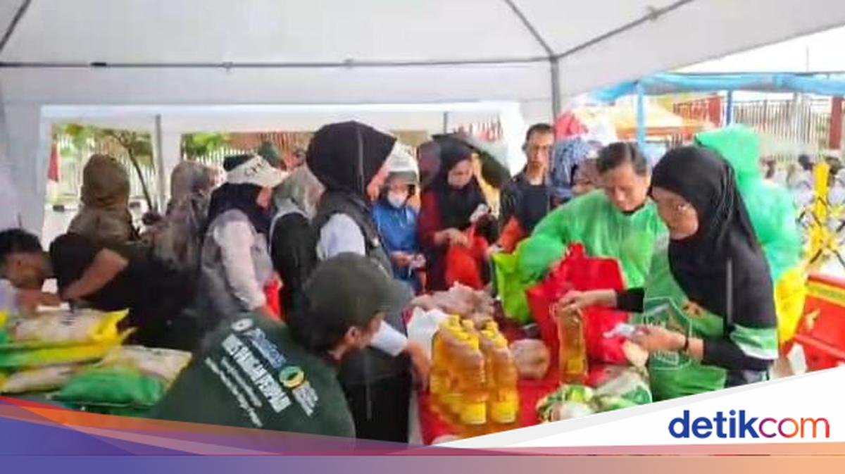 Citizens Show Enthusiasm for Cheap Food Movement at Pakansari Stadium Bogor