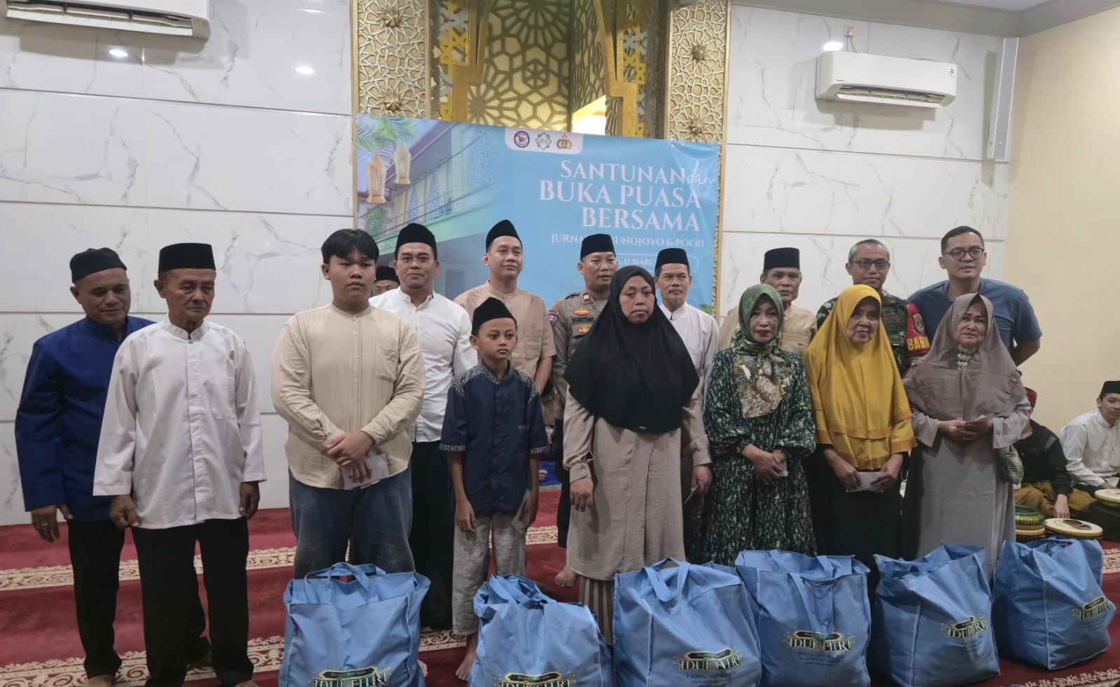 Police and Journalists Distribute Aid to Hundreds of Orphans in West Jakarta