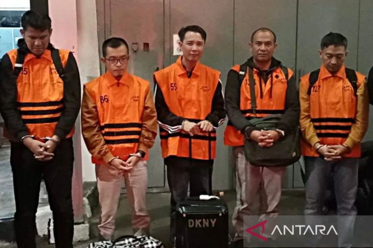 KPK suspects Rejang Lebong regent sought project fees for holiday bonus disbursements