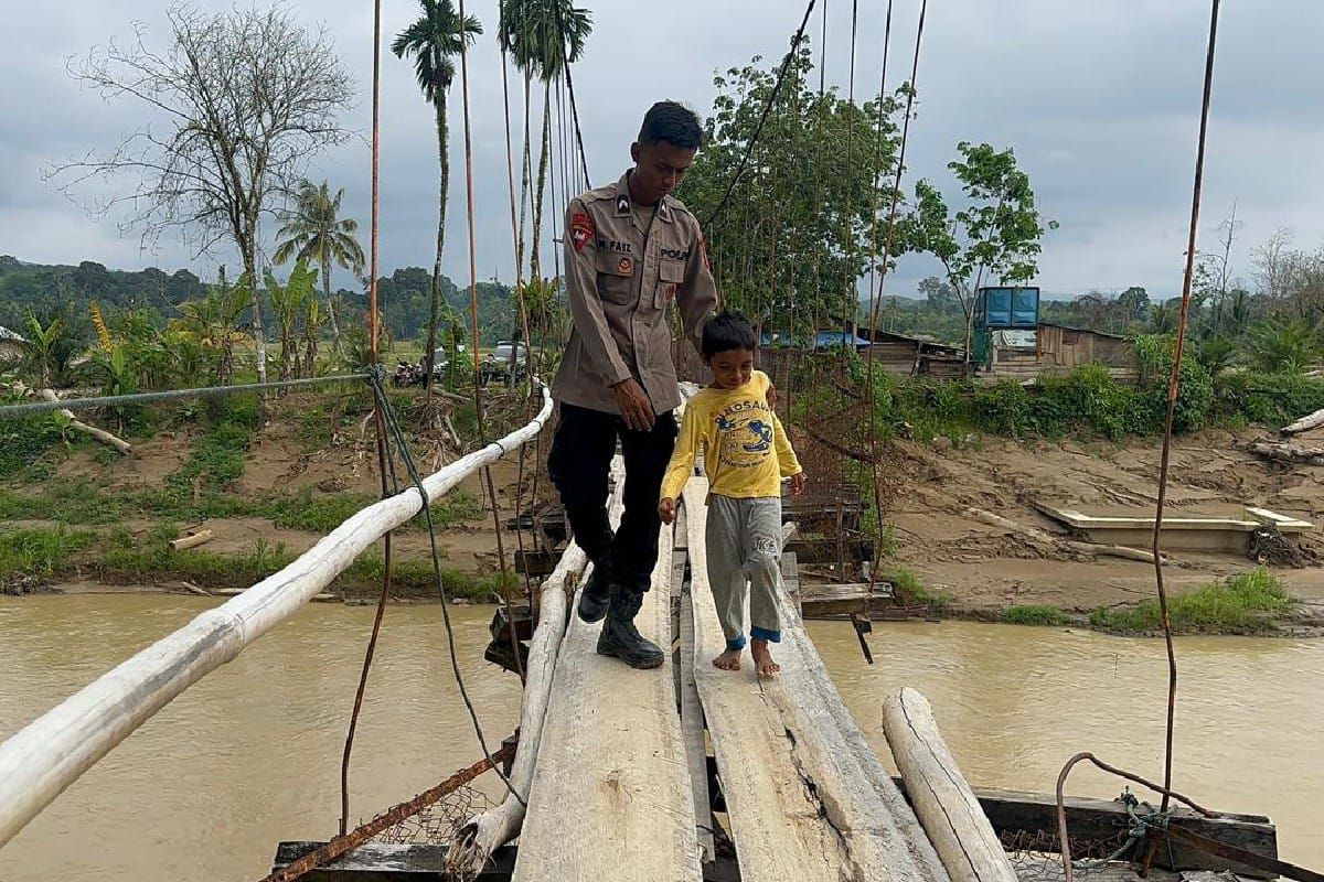 Brimob North Sumatra repairs bridge in Tapanuli Selatan to restore community activities