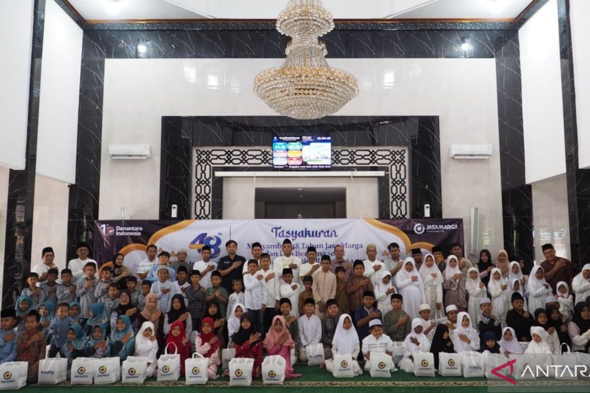 Jasamarga provides aid to 400 orphans across Trans-Java toll corridor