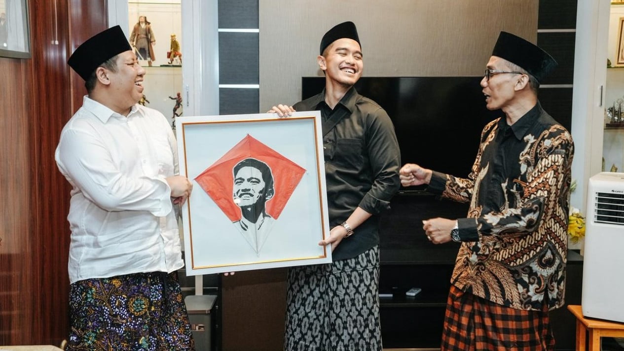 Kaesang Receives Unusual Gift of Kite from Gus Ulvi Musyaffa During Pesantren Visit in Kebumen
