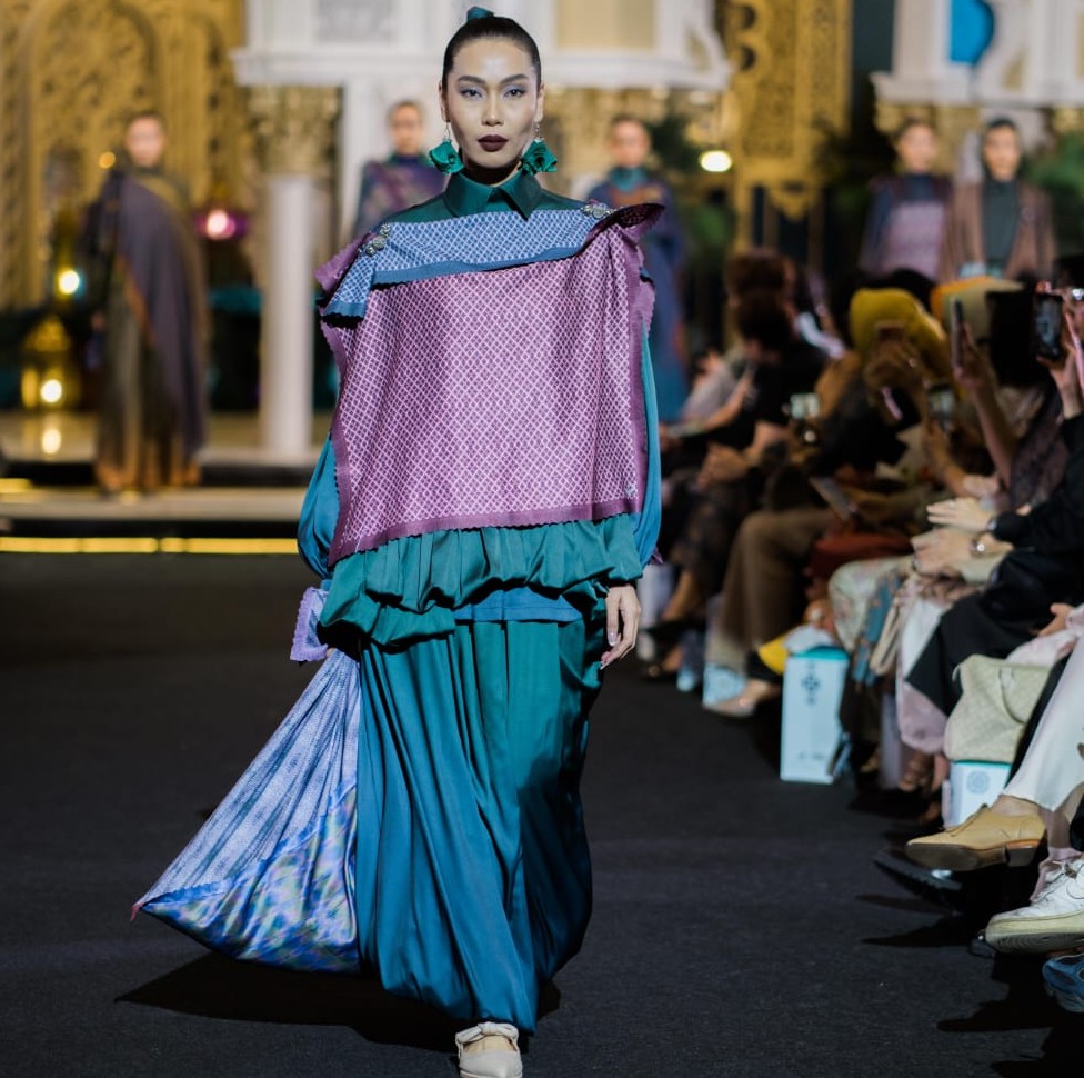 Bandung Designer Deden and Kisera Scarf Brand Captivate Fashion Show Stage Through Collaboration