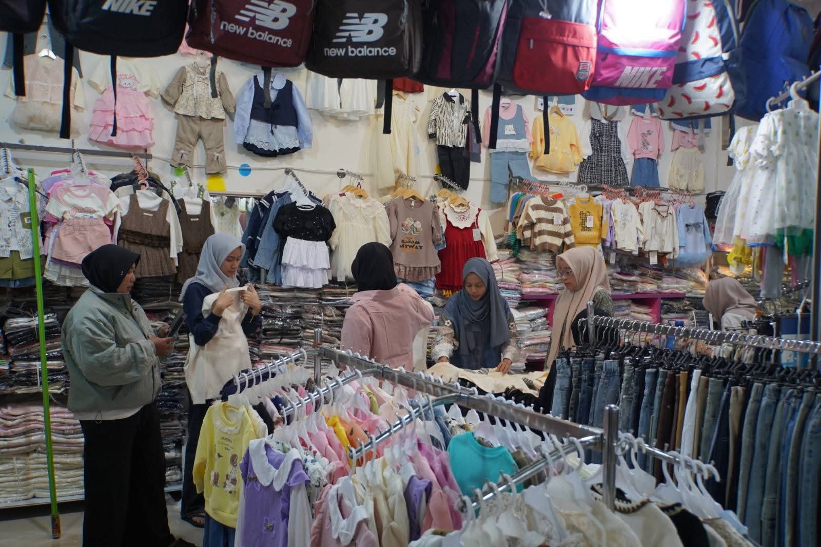 Padang Panjang Central Market Bustles Ahead of Eid Festival