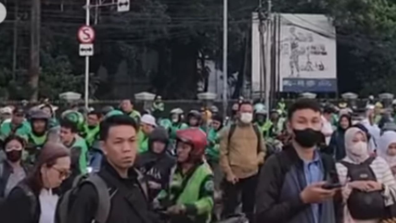 Hundreds of Ride-hailing Drivers Queue from Dawn in Cibubur over Alleged THR Handout by "Pak Haji" — Turns Out to Be Hoax