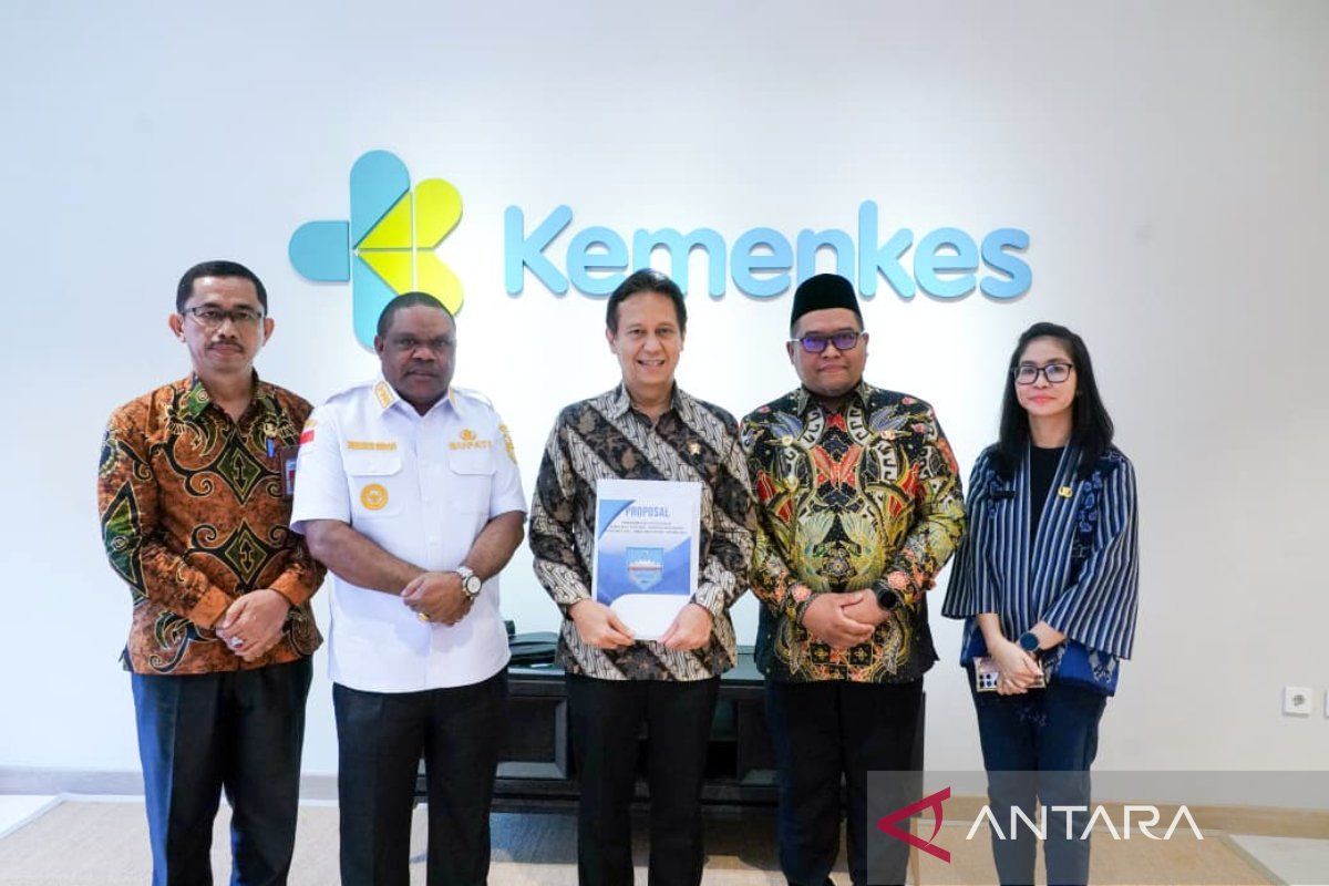 Manokwari Regent Seeks Health Minister's Support for Hospital and Clinic Development