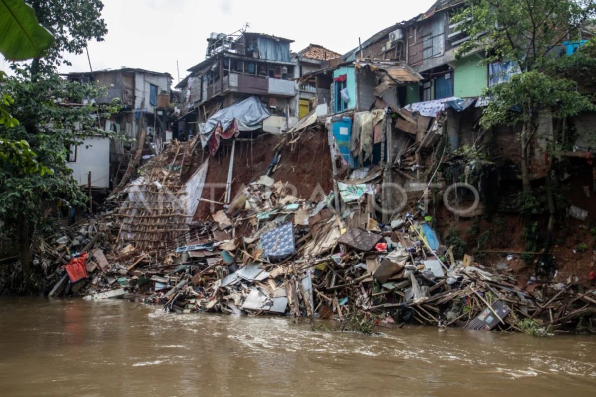 South Jakarta installs wooden stakes to address landslide on Tebet riverbank
