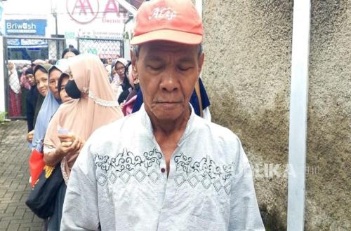 Community Members Moved to Receive Ramadhan Rice Boxes, "May UBSI Become Ever More Blessed"