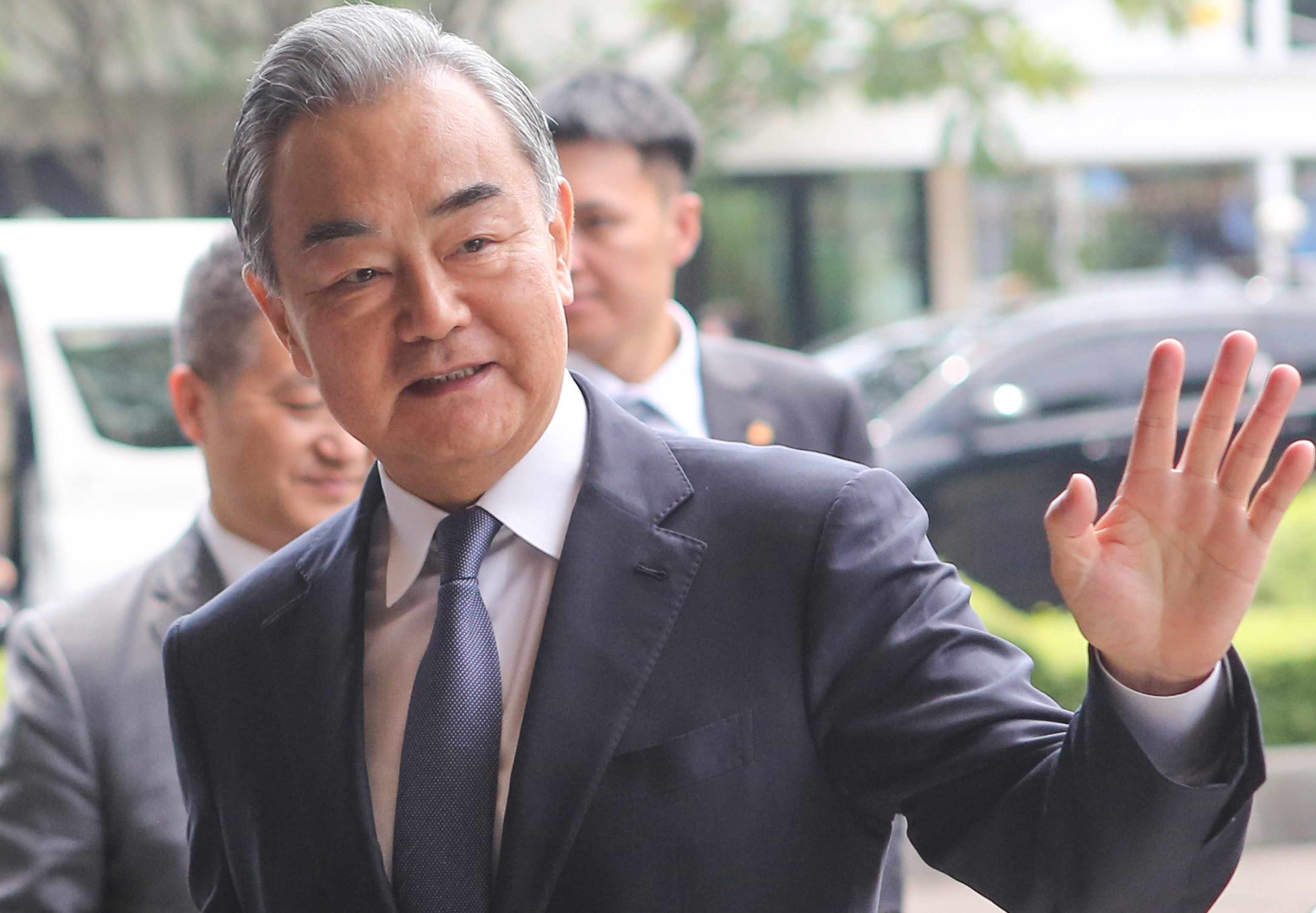 Chinese Foreign Minister Discusses Middle East Situation with Four Islamic Nations