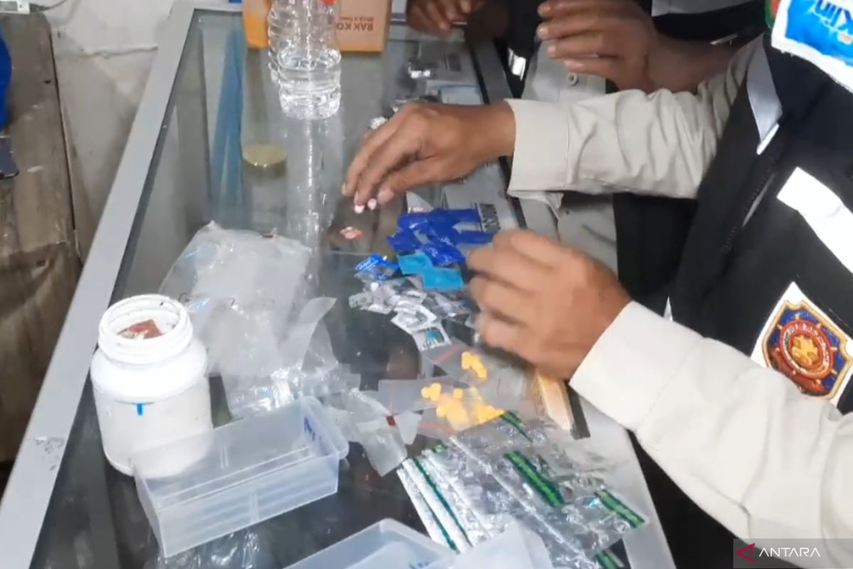 Enforcement operation in Matraman: Officers seize 128 illegal drugs and 15 bottles of alcohol