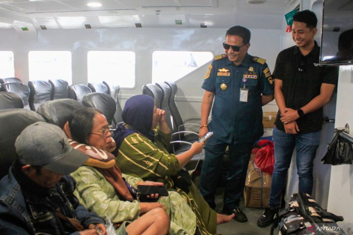 Free fast ferry service Situbondo-Madura inaugural journey carries 198 passengers