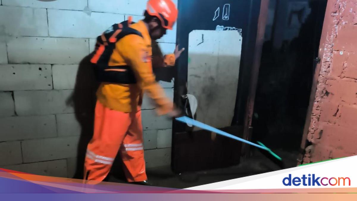 River Embankment Collapses in Bogor During Heavy Rainfall, 20 Homes Flooded