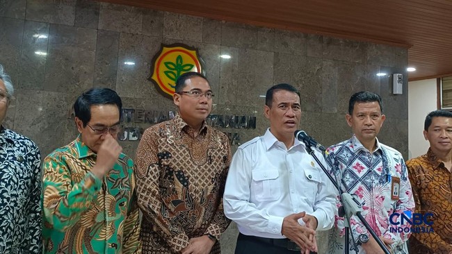 Amran Purchases Agricultural Machinery Manufactured at Indonesian Campuses, Including Tractor and Corn Dryer