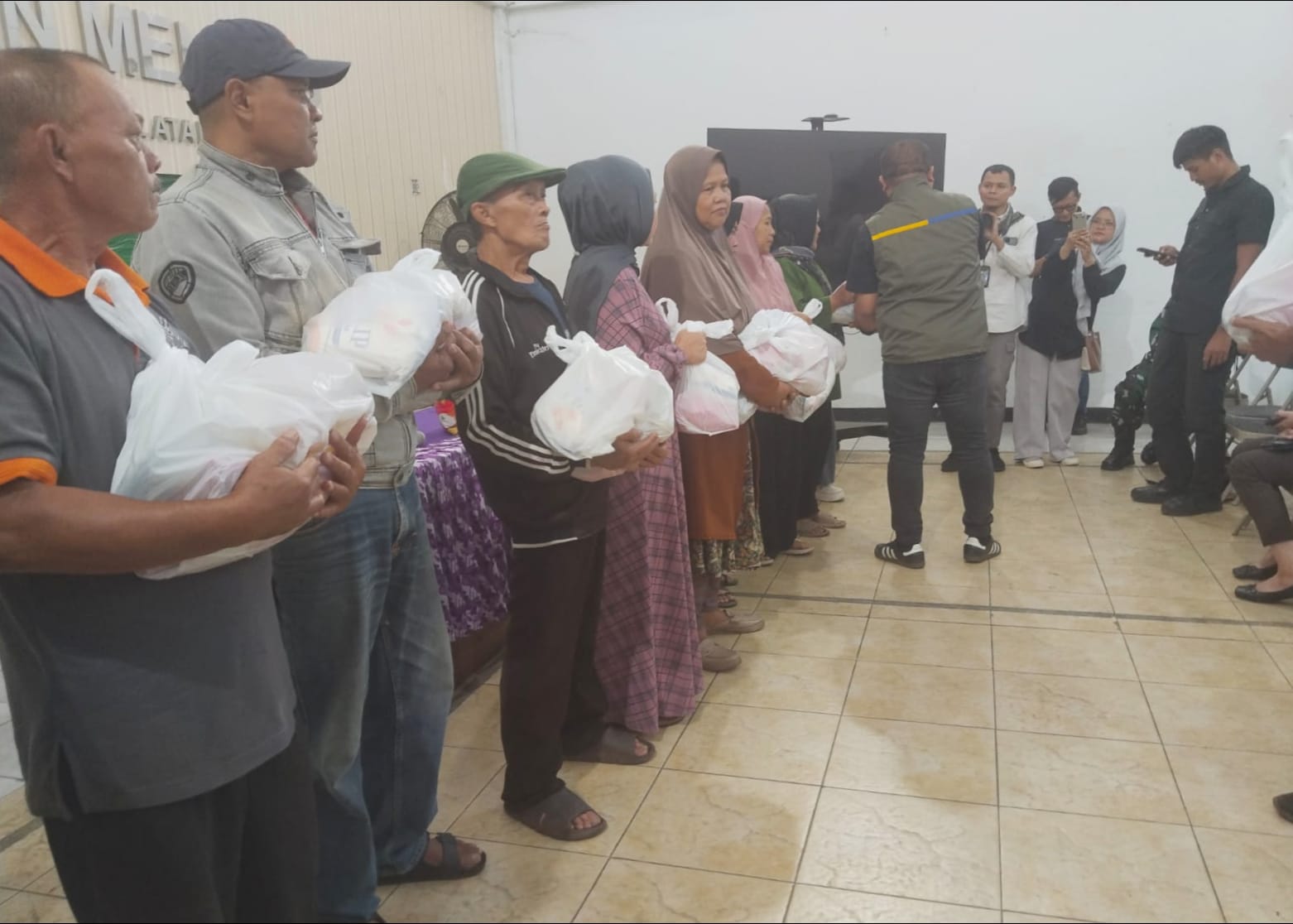 Over One Thousand Subsidised Basic Commodity Packages Distributed in Cimahi Ahead of Eid