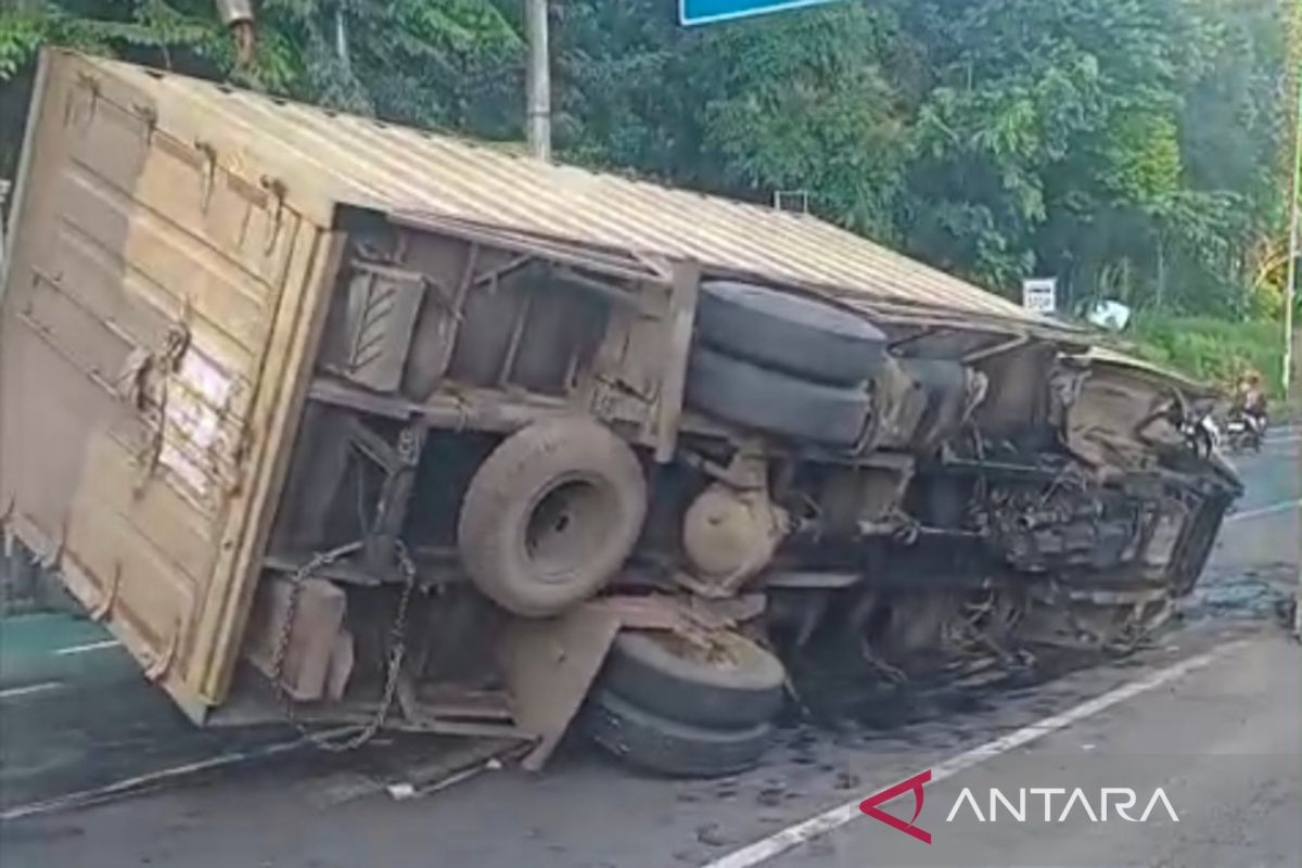 Chronology of goods vehicle that overturned in front of Parliament building