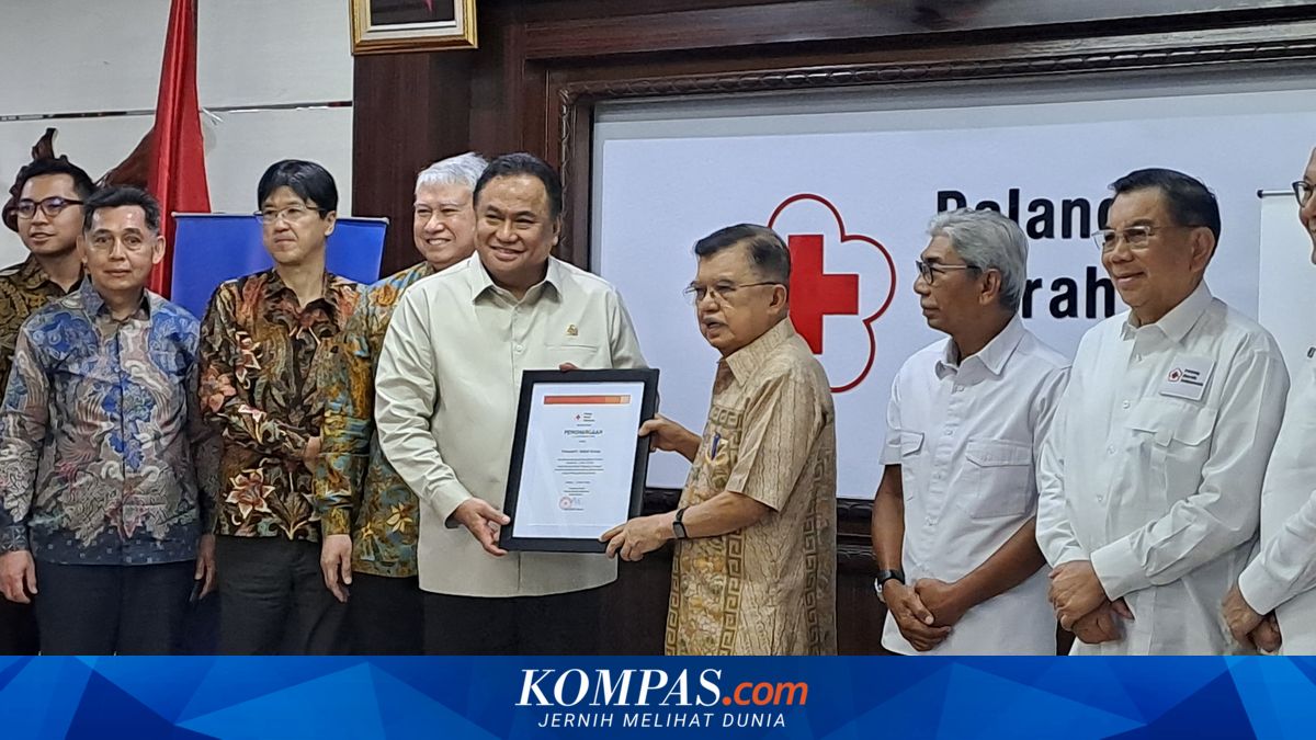 Rachmat Gobel Entrusts Thousands of Radios to JK for Sumatran Flood Victims