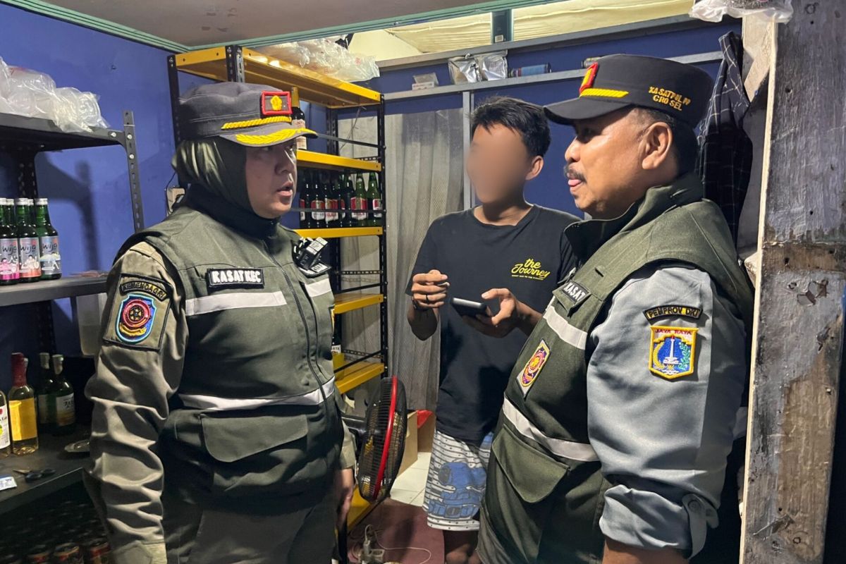 South Jakarta Civil Police Seize Illegal Spirits Disguised as Traditional Medicine in Kebayoran Lama