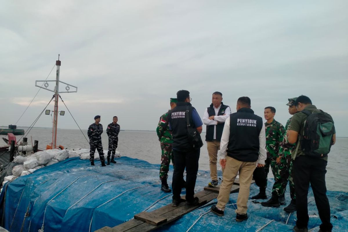 Ministry of Forestry and Indonesian Navy Thwart Smuggling of 200 Tonnes of Charcoal in Riau