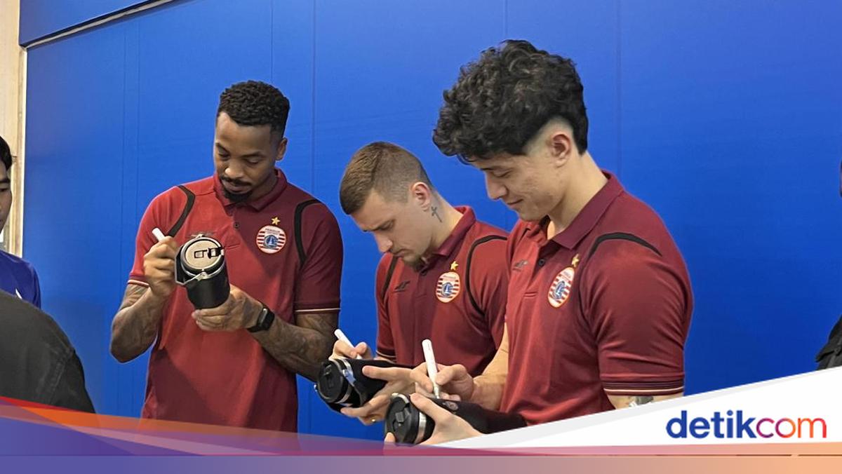 PAM JAYA Enlists Persija Players to Promote Tumbler Warriors Campaign at CSW Bus Stop