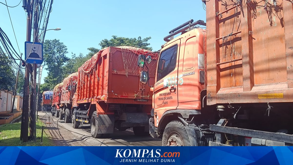 Leaking Rubbish Truck Queue at Bantargebang TPST Causes Foul Odour and Slippery Roads