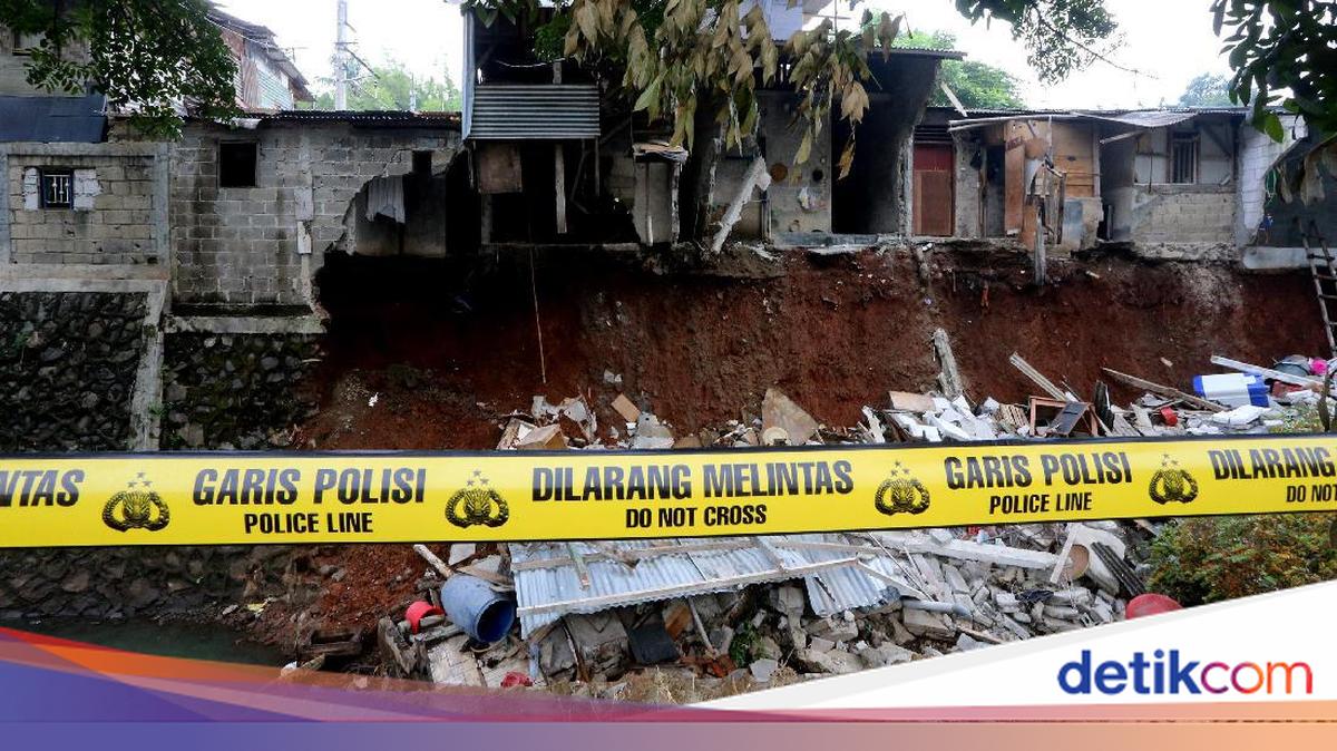 Nine Areas of Jakarta Face Landslide Risk in March 2026
