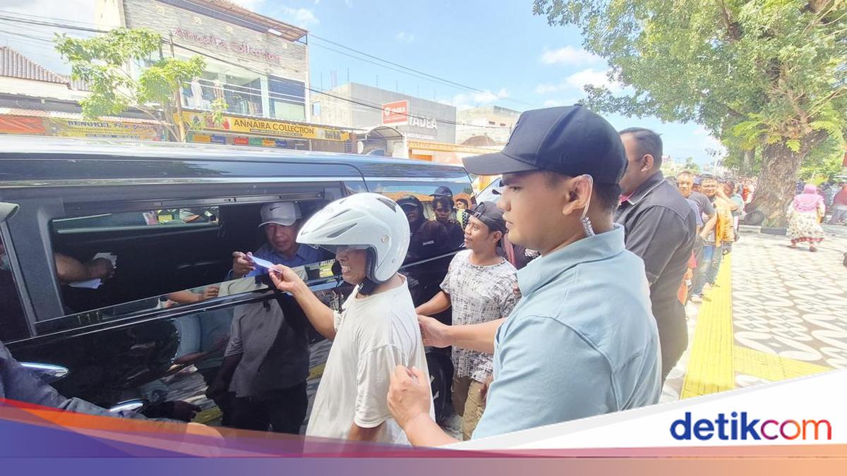 Jokowi Distributes Basic Commodities and Cash to Residents at Jongke Market in Solo