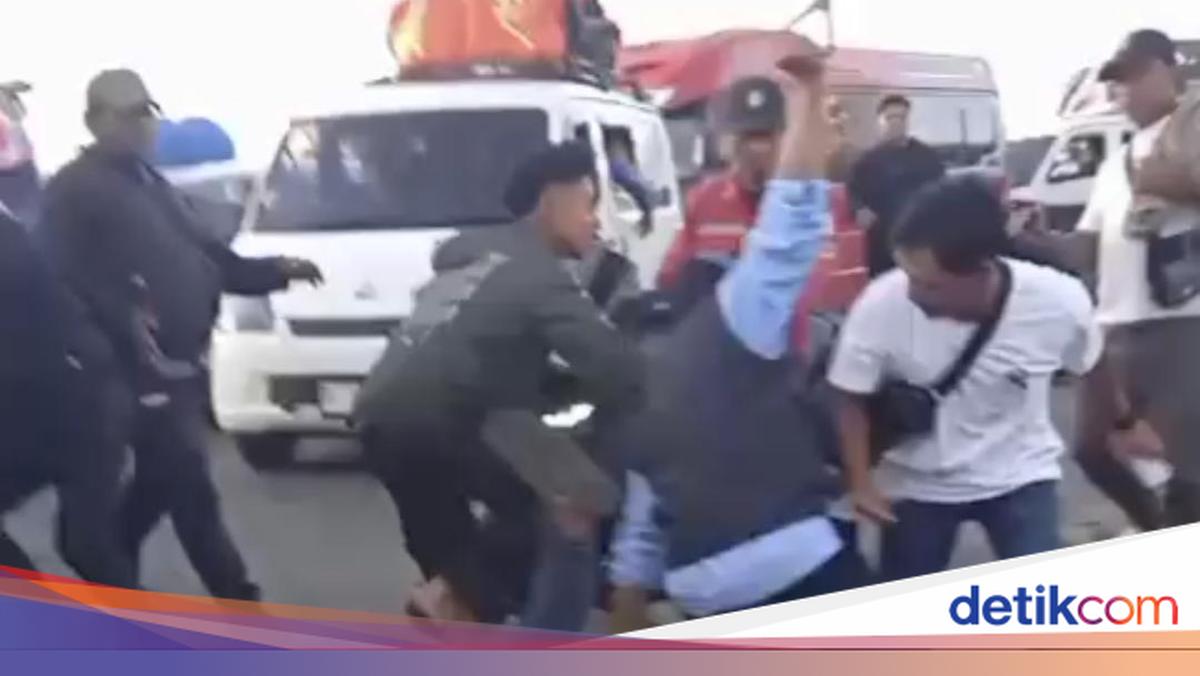 Altercation at Gilimanuk Port: Travel Coach Driver Clashes with Ship Personnel