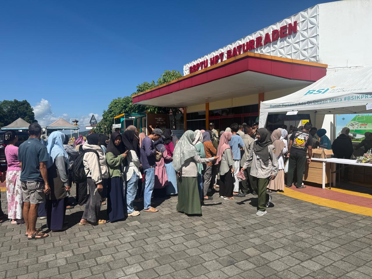 Residents Rush Ramadan Bazaar in Banyumas, Beef Priced at Only IDR100,000 per Kilogram