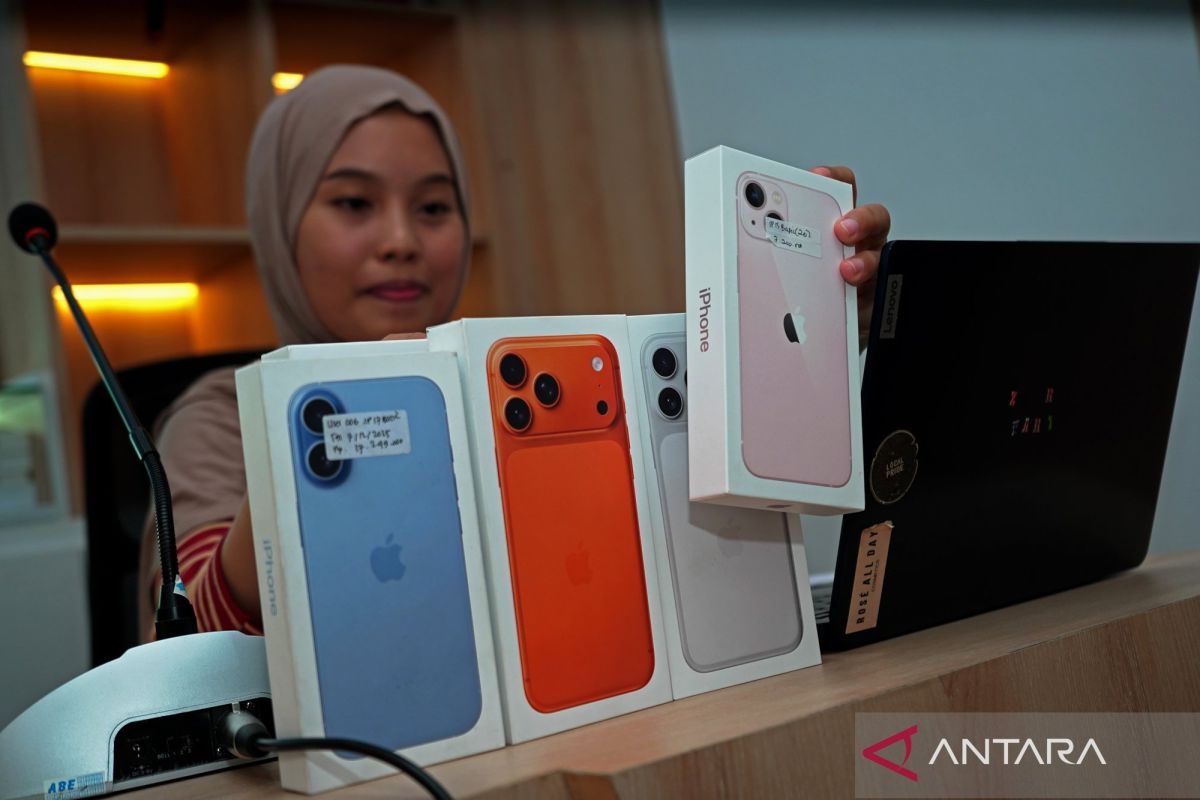iPhone rental business booming ahead of Lebaran in Makassar