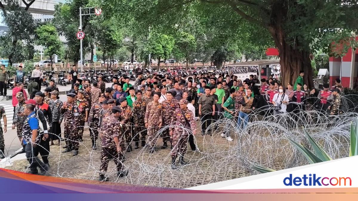 Banser Supporters Gather at KPK Offices as Former Religious Affairs Minister Yaqut Remains Under Interrogation