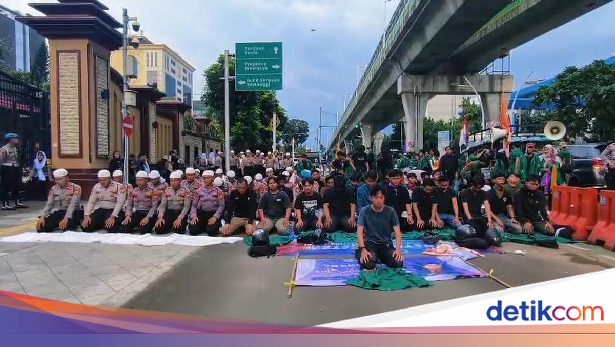 Peaceful Protest Security: Students and Police Pray Together in Front of National Police Headquarters
