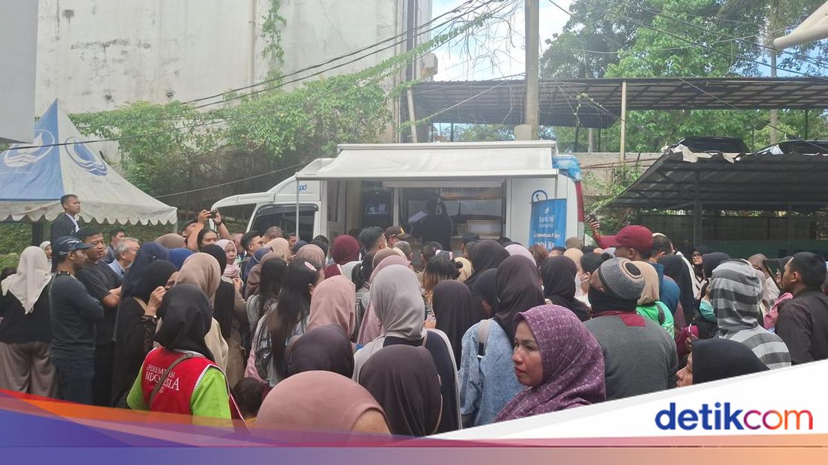 Currency Exchange at Bogor City Hall Thronged by Residents, Some Queuing Since Early Morning