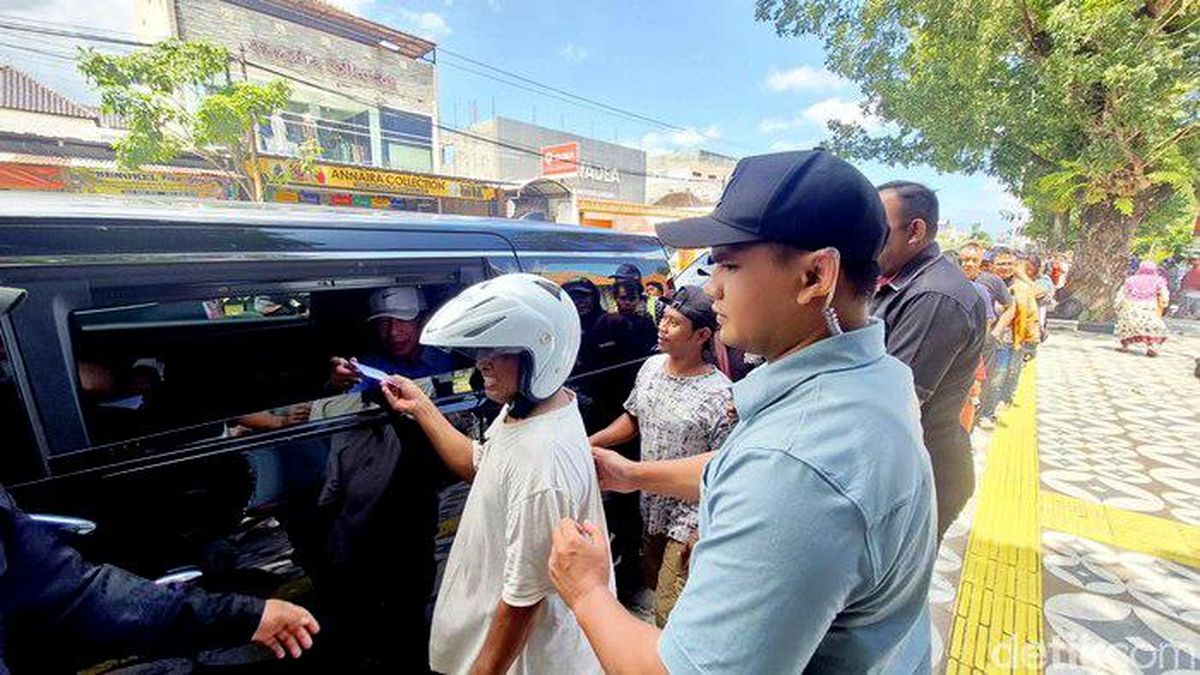 Jokowi Distributes Cash and Basic Goods to Residents at Solo Market