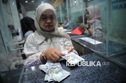 Rupiah Weakens to Rp16,893 per US Dollar, Driven by Oil Price Surge