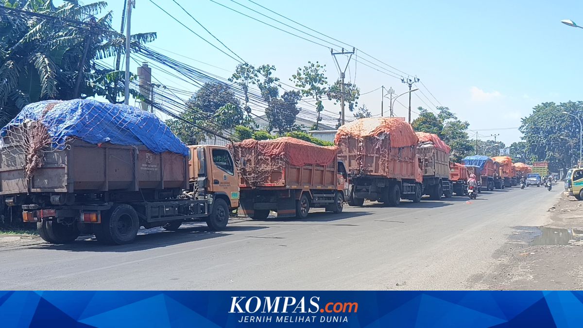 Long Queues of Rubbish Trucks Pile Up at Bantargebang Waste Processing Facility