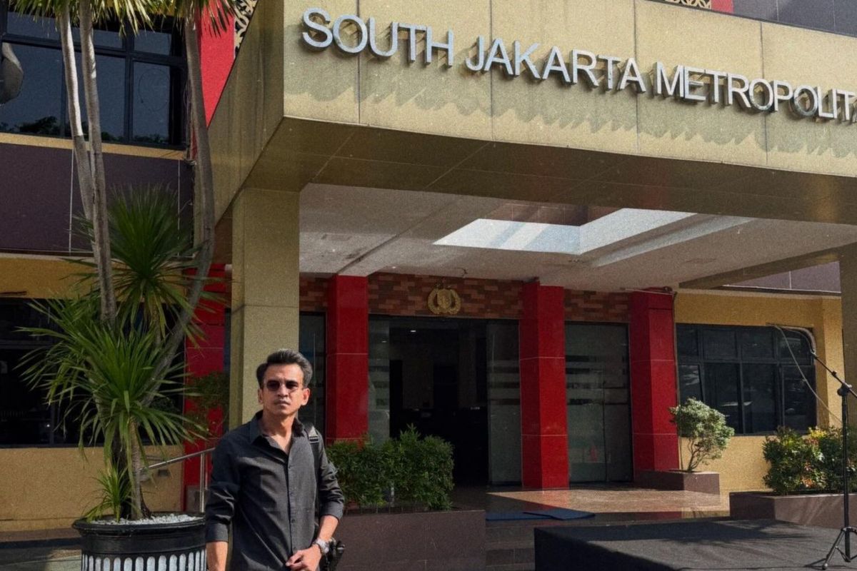 Social media influencer Adam Deni submits evidence to South Jakarta police in Skyholic888 case