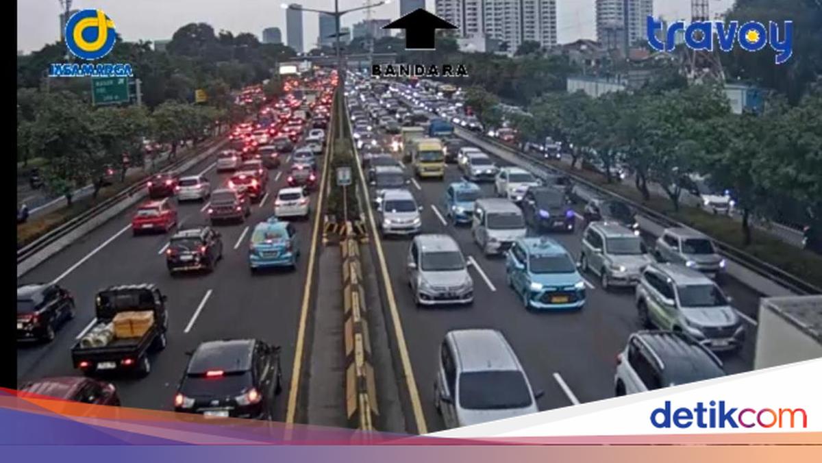 Traffic Congestion at Multiple Points on Jakarta Toll Roads Thursday Evening Ahead of Breaking Fast