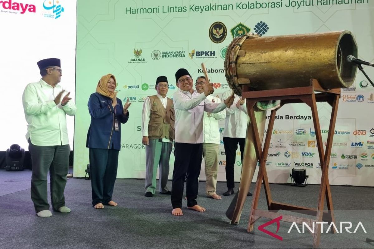 Coordinating Minister Muhaimin Urges Distribution of Zakat, Alms to Empower Poor Communities