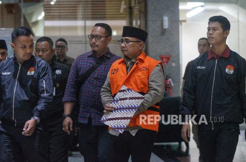 Anti-Corruption Commission Detains Former Religion Minister Yaqut; Banser Members Burn Fires Outside KPK Building