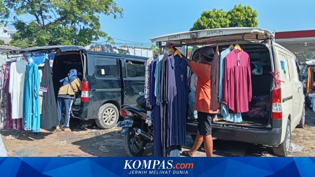Trading Clothes from Cars: Tasik Market Activities Attract Foreign Tourists' Attention