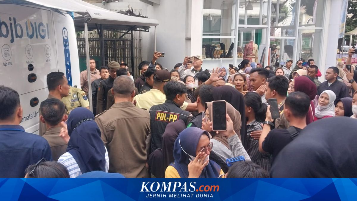 Chaos at Bogor Currency Exchange as Citizens Sent Home After Early Morning Queue
