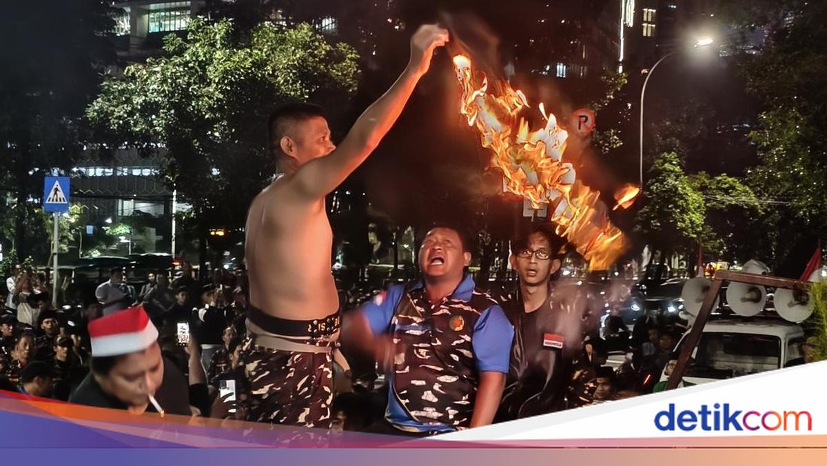Banser Supporters React to Former Religion Minister's Detention: Burn Shirts and Shout 'KPK is Tyrannical'