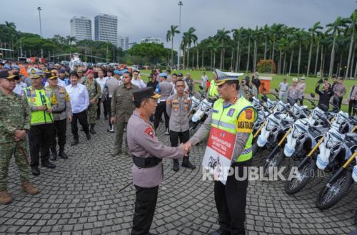 Police Chief Conducts Ketupat Operation Troop Review, Provides Vehicle Aid to Disaster-Affected Police Departments