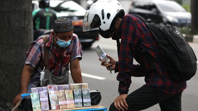 Street Money Changers Guarded by Lookouts for Safety