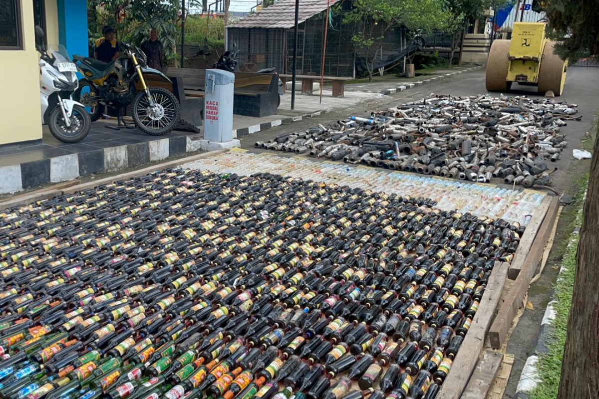 Garut Police Destroy 1,852 Bottles of Spirits and 704 Illegally Modified Exhausts in Operation Ketupat Lodaya