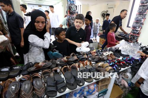 Joy of Orphans Shopping for Eid Needs at Aceh Market