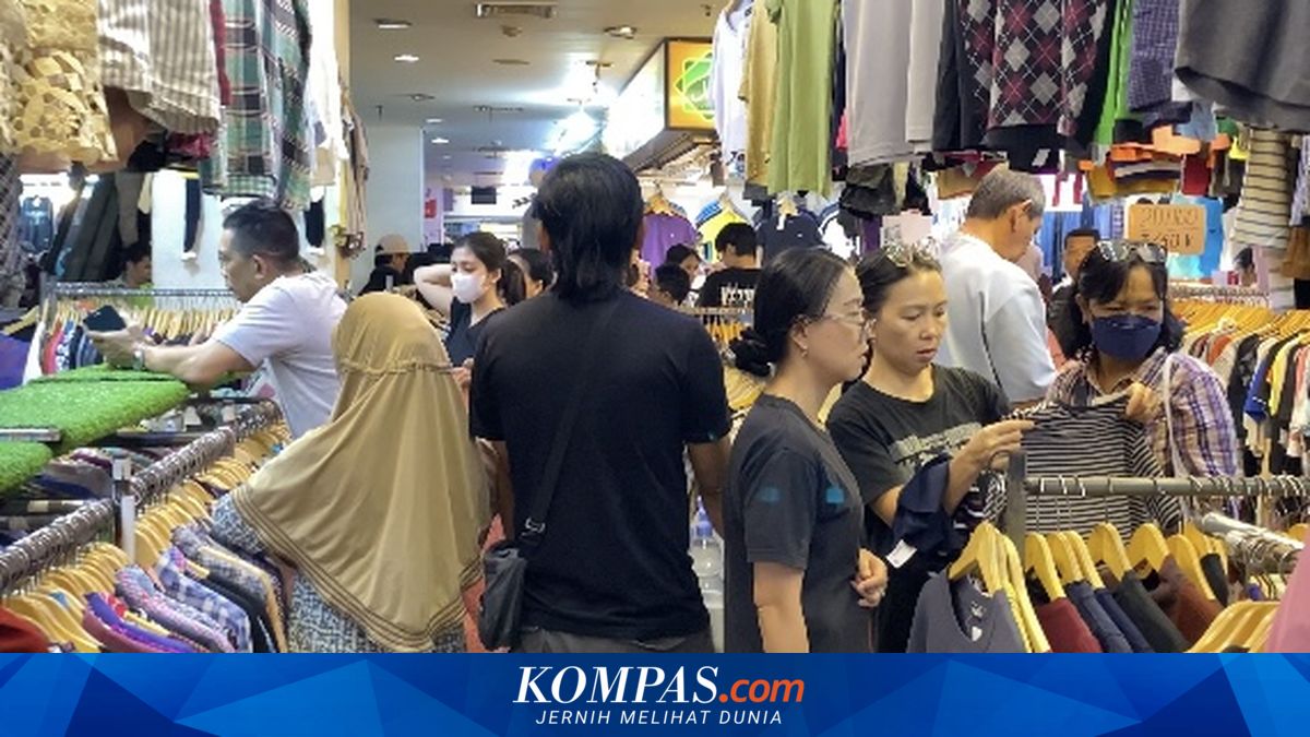 Thrifting Eid Clothing Booms at Senen Market as Doctors Warn of Health Risks