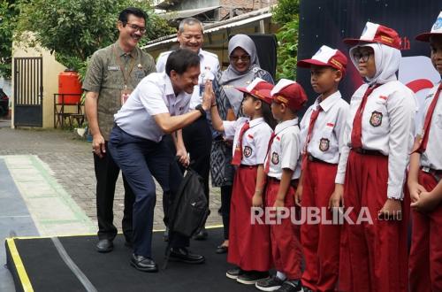 Through the Danantara Programme, KAI Distributes School Supplies to 4,000 Students