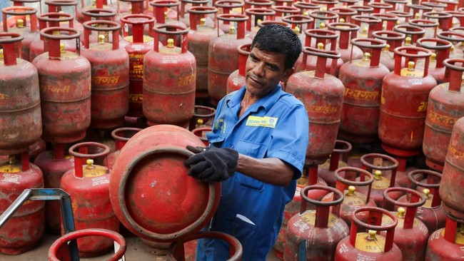 Panic Buying of LPG Grips Citizens Amid US-Israel-Iran Conflict